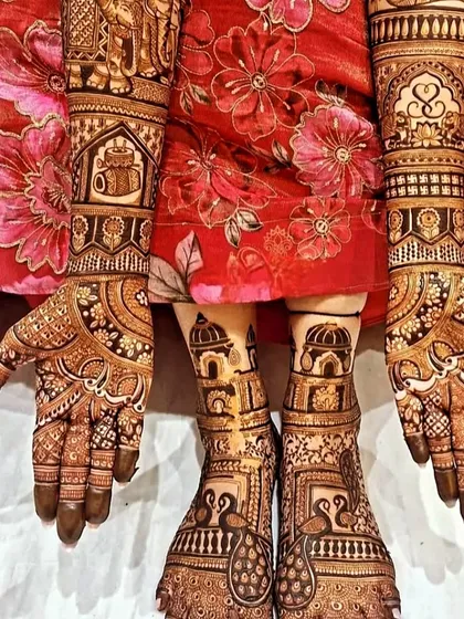 A complete bridal look from hands to feet. This design combines traditional motifs like peacocks and kalash with symmetrical patterns, ensuring you look perfect for your wedding ceremonies.