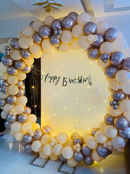 Another view of the circular balloon arch, showing its scale and how it can transform a simple wall into a festive photo spot.