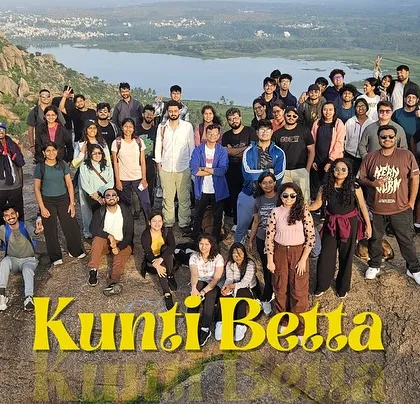 The Kunti Betta trek offers stunning views of the surrounding landscape and the Thonnur lake.