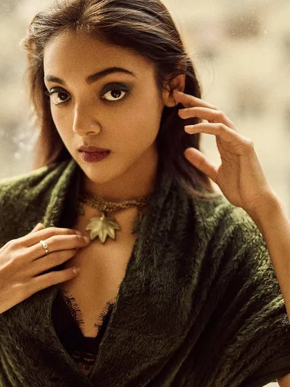For this winter look, I styled a simple black top with a luxurious green velvet stole. The leaf-motif necklace adds a touch of nature-inspired elegance.