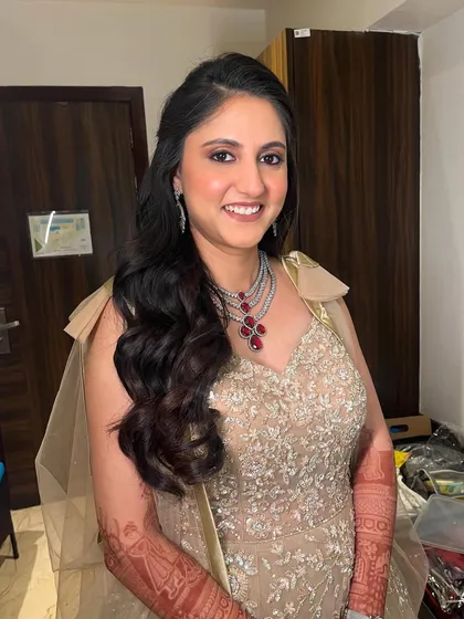 Full-on glam for this bride's Sangeet. We focused on super glowy skin, a beautiful lip color, and soft, sultry eyes. The big, bouncy hair adds to the luxe, party-ready vibe.