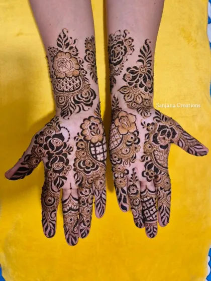 For those who love a modern, breezy aesthetic. This Dubai-style floral mehndi uses negative space and flowing patterns to create a design that is light, airy, and absolutely stunning.