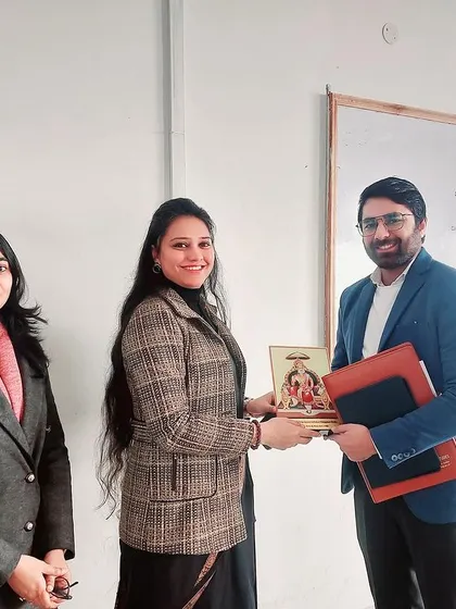 Receiving a token of appreciation at the internship fair. It was a great experience interacting with aspiring law students and sharing insights about a career in litigation.