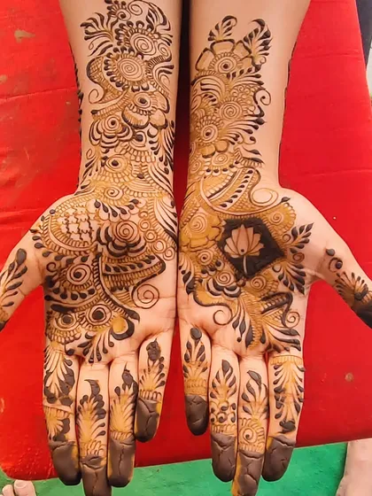 A beautiful Arabic-style design with a lotus motif. This flowing, floral pattern is a popular choice for festivals and parties.