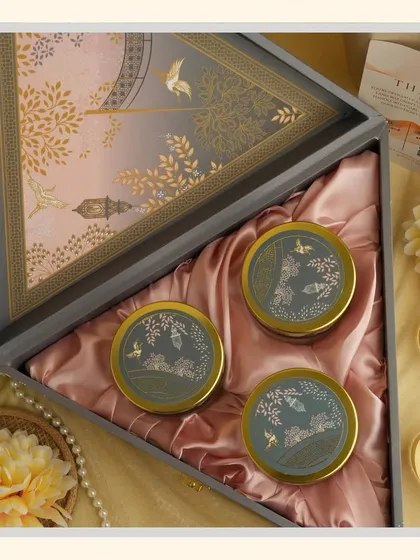 Simple and elegant grey-themed hampers for a peaceful Navratri. These unique triangular and rectangular boxes are perfect for subtle, sophisticated gifting.