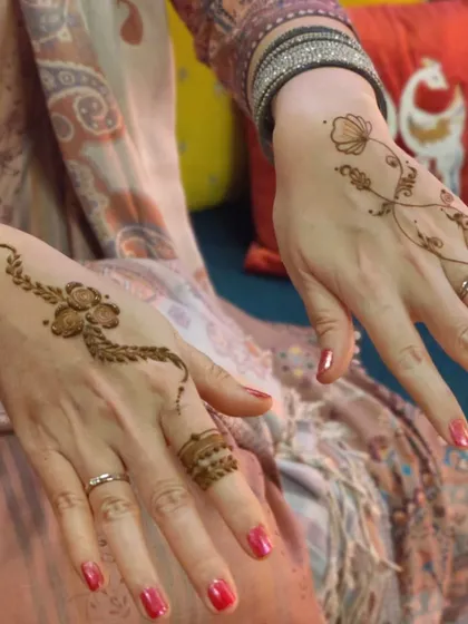 Minimalist mehendi can be so elegant. Here, delicate floral vines adorn the back of the hands, proving that even a simple design can make a beautiful statement. This is perfect for party guests or corporate events.
