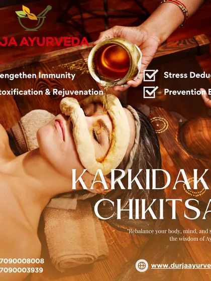 This image shows a specialized eye care treatment, a part of our Karkidaka Chikitsa program. This therapy is designed to strengthen eyesight, reduce strain, and rejuvenate the delicate tissues around the eyes using traditional Ayurvedic techniques.