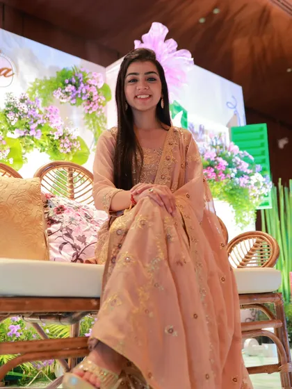 'Jad milke baithange ta gallan bahot karniya ne'. A quiet, candid moment of reflection before a performance.