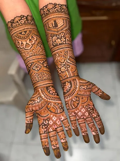 For this engagement mehendi, the bride wanted to include a silhouette of her beloved cat. It's these personal touches that make a design truly one of a kind.