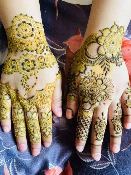 The paste can sometimes have a yellowish-green tint when freshly applied, which is completely normal for natural henna. This beautiful floral design was done for Eid celebrations.