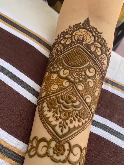 A special design for the 'Dulhan ki Bhabhi' (groom's sister-in-law). This elegant arm cuff features roses and intricate fill patterns.