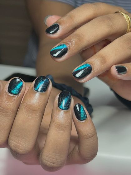 A still shot of the gorgeous blue-green cat-eye effect on short nails. The color is so rich and dimensional, proving that you can have a high-impact look at any length.