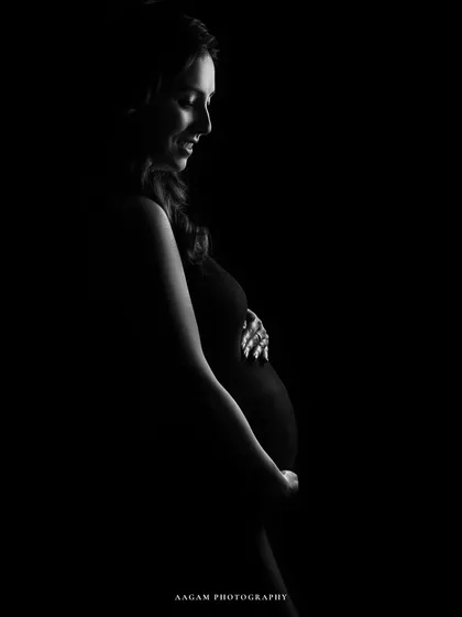Sometimes, the most powerful stories are told in whispers. My minimalist maternity sessions use dramatic, low-key lighting to sculpt the beautiful silhouette of motherhood, focusing purely on form and emotion.