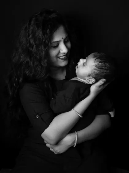 This portrait captures the beautiful gaze between a new mother and her baby. Using a simple black background and monochrome tones, I remove all distractions to focus solely on that powerful, loving connection. These are the moments that truly define motherhood.