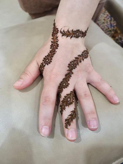Hajira Mehendi Artist - Mehndi Artist Services Modern & Minimalist Designs photo 5