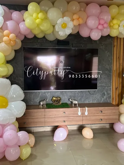 This is a pastel-themed first birthday decoration featuring a balloon garland in soft pink, yellow, and cream. We added custom-made daisy flower balloons to fit the gentle, cheerful theme.
