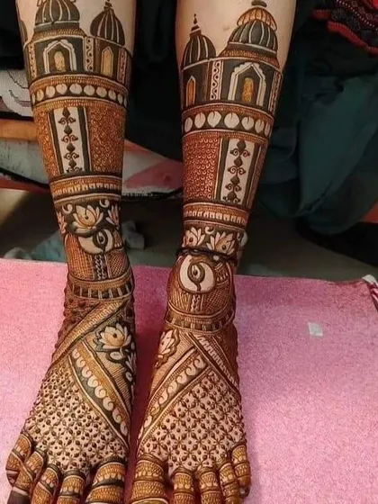 This grand foot design features palace architecture at the top, with intricate jaal and floral patterns covering the rest of the feet. It's a truly royal design for a bride.