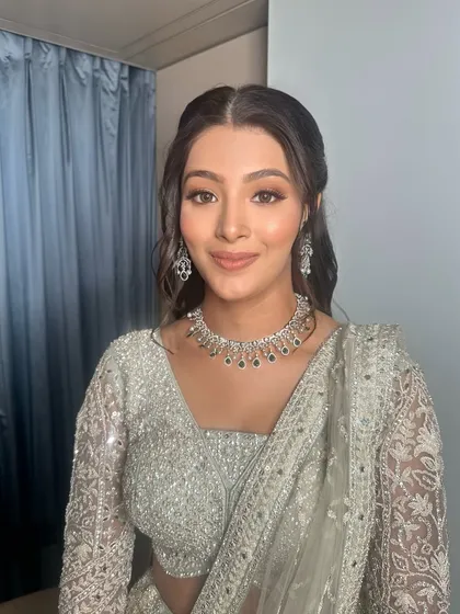 A closer view of this soft and elegant bridal makeup. I used warm, earthy tones on the eyes and kept the skin looking fresh and dewy for a natural, radiant finish.