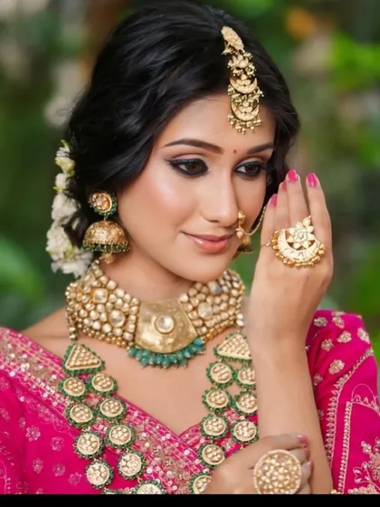 A detailed close-up of the heavy green and gold kundan jewellery set rented with our pink lehenga. You can see the quality and craftsmanship of our rental jewellery.