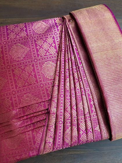 This rich magenta silk saree, prepped for a Sri Lankan bride, shows the final box-folded presentation. It’s a beautiful and practical way to handle precious sarees.