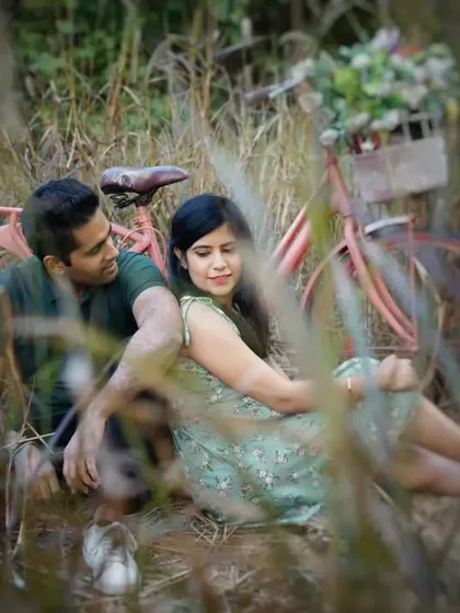 I can incorporate props like a vintage bicycle to add a rustic and dreamy theme to your outdoor shoot. This photo, taken in a field of tall grass, has a soft, romantic feel.