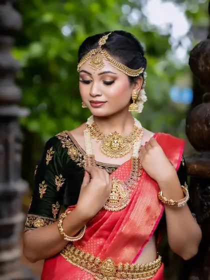 A complete bridal look is all about the details. This photo showcases a full temple jewellery set, including an elaborate matha patti that frames the face beautifully. Renting a full set like this ensures every element of your look is perfectly coordinated for your special shoot.