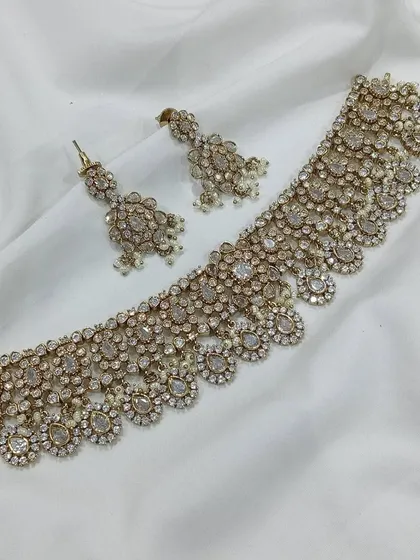 The same elegant choker design, this time with classic white stones and pearls. This versatile set can be paired with almost any color and is ideal for a sophisticated look.