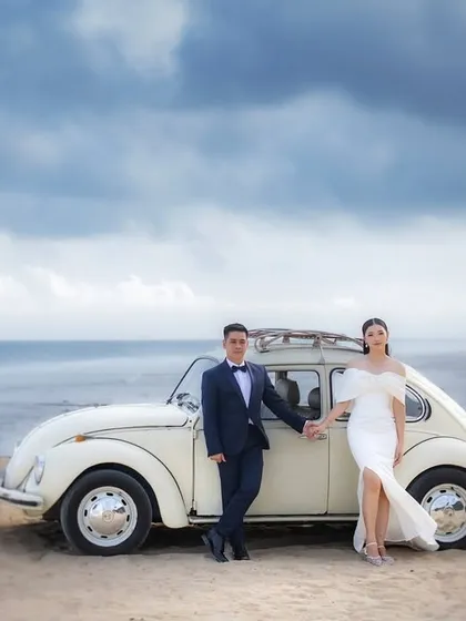 Your story can be a timeless classic. We planned this themed pre-wedding shoot in Bali, complete with a vintage car against the dramatic coastline, to create a narrative of old-school romance and adventure.