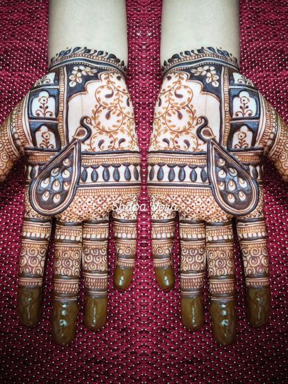 A design featuring large peacock paisleys, a classic and elegant choice for any occasion.