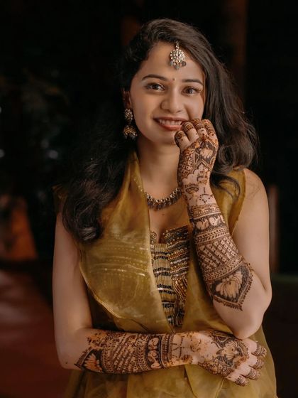 A duplicate of 260, a beautiful and classic bridal pose.