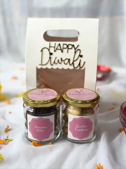 Another look at the 2-jar hamper for Diwali, perfect for gifting. This one contains brownie bites and classic butter cookies.