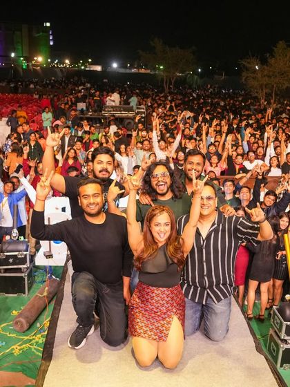 Monali Thakur and her band posing for a group photo with the massive, cheering crowd at Ignus, IIT Jodhpur.