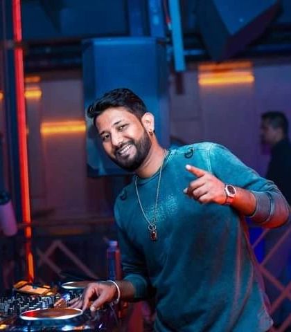 A smile and a point to the crowd. Keeping the smile on is part of the job.