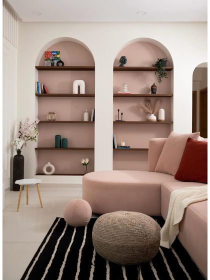 Another view of the "Casa Curva" living room, showing how the arched niches and the curved back of the sofa work together. This design avoids sharp angles to create a fluid and graceful environment.