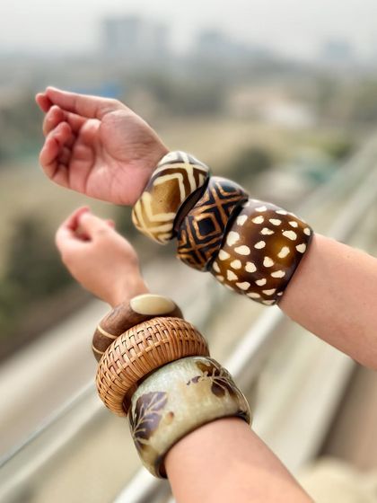 Let's talk about stacking! These boho-chic wooden and resin bangles are a great way to add a '90s nostalgic and earthy vibe to any outfit, especially a simple cotton saree.