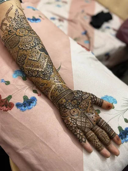 A clear shot showing the entire design from fingertips to elbow.