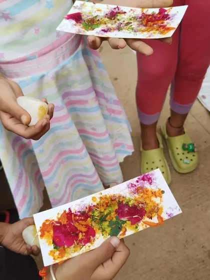 Discovering colors from nature. In our botanical art workshop, children learn to extract pigments from flowers and leaves to create beautiful, abstract bookmarks. It's a magical and eco-friendly process.