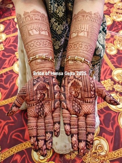 The final stain of a royal design. The deep, rich color brings out the details of the palace architecture and the graceful peacock motifs, creating a stunning and memorable look.