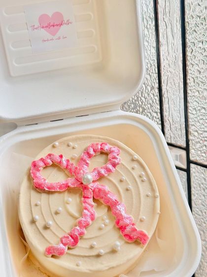 Our glitter bow bento cake, all packed up and ready to go. It’s the perfect trendy and girly treat.