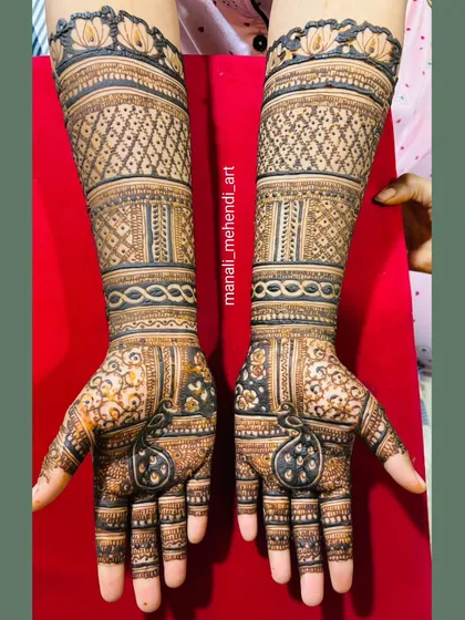 This design is perfect for bridesmaids or family members, featuring intricate jali (net) patterns on the arms. The palms have a classic paisley motif, a popular choice for non-bridal mehandi.