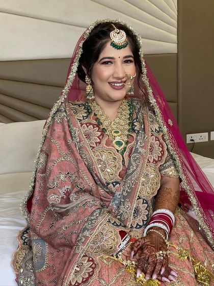 Kartika, all smiles and ready for her Anand Karaj. The soft, natural makeup is perfect for a daytime ceremony.