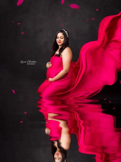 The water reflection effect doubles the beauty of this flowing pink gown, creating a dreamy and artistic image that is full of color and emotion.
