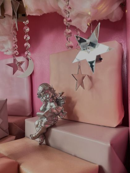 A close-up of the silver angel figurine and star details from the dreamy 'Heer Khwaabb' hamper.