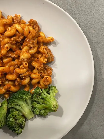 Who says pasta can't be part of a sports diet? This macaroni with a lean protein sauce and a side of broccoli is an excellent meal for replenishing glycogen stores after a tough workout. It's all about the right portions and ingredients.