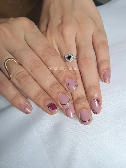 A cute and minimal design featuring chrome freehand art. The little moons and stars on a mauve base make for a very dreamy and celestial look.