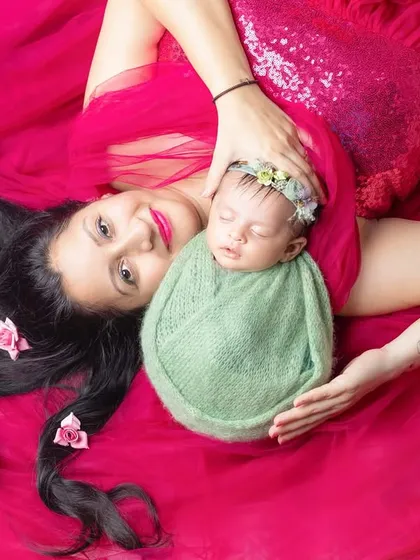A mother and her newborn, a portrait of pure love. I love creating artistic and creative shots like this one, which feel like a beautiful piece of art celebrating the bond between a maiya and her baby.