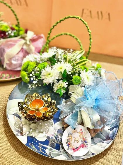 We love adding personal touches that make a gift truly special. This wedding favour combines our Malabar print tray with a custom initial tag, fresh flowers, and treats, creating a thoughtful and elegant gift for guests.
