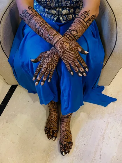 I offer complete bridal packages that include beautiful, detailed mehendi for both hands and feet. This design shows a cohesive look, with patterns flowing from the hands all the way to the toes.