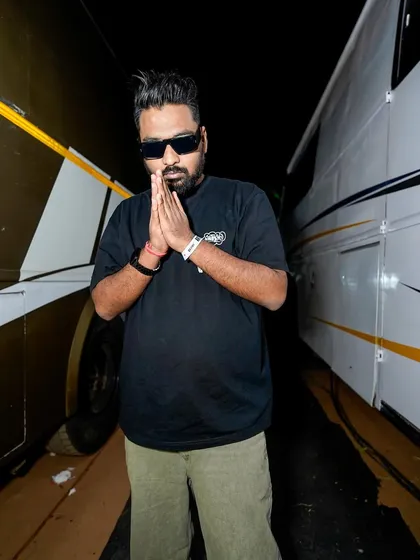 A moment of gratitude backstage. Respect and humility are key in this game, no matter how big the stage is.