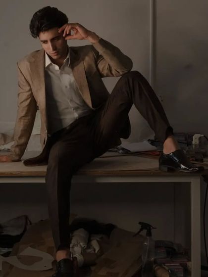 Upgrade your style with this herringbone linen jacket and matching pants. Sophisticated and versatile, perfect for any occasion.